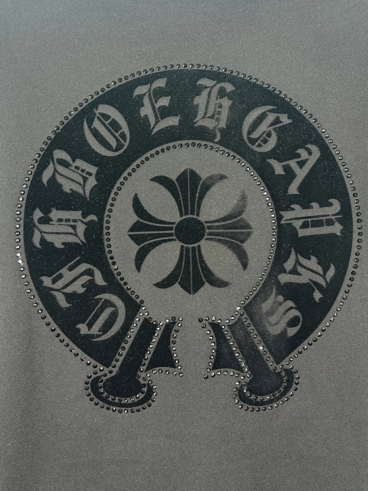 P340 top version, real shot without P, ​​different from market currency) 𝗖𝗵𝗿𝗼𝗺𝗲 𝗛𝗲𝗮𝗿𝘁𝘀/Cro Heart 2025 washed and burned flower patch embroidered autumn and winter new original single counter American hollow patch 3D couple casual cardigan sweatshirt 👑The highest version! Customized fabric 480g tripe terry fabric! American acid-washed and distressed original fabric, laser burning + patch embroidery, exquisite embroidery of letters! The best-selling model in the counter, very comfortable to wear. Accessories: original molded and authenticated collar label➕100% silk wash label. Genuine purchase-grade original hangtag➕matching hanging rope➕3D hanging beads➕original packaging bag. Craftsmanship: The original version has consistent wiring! The highest version of the armhole matching technique! Color: Black Apricot Size: S M L XL Style Number: 25-356